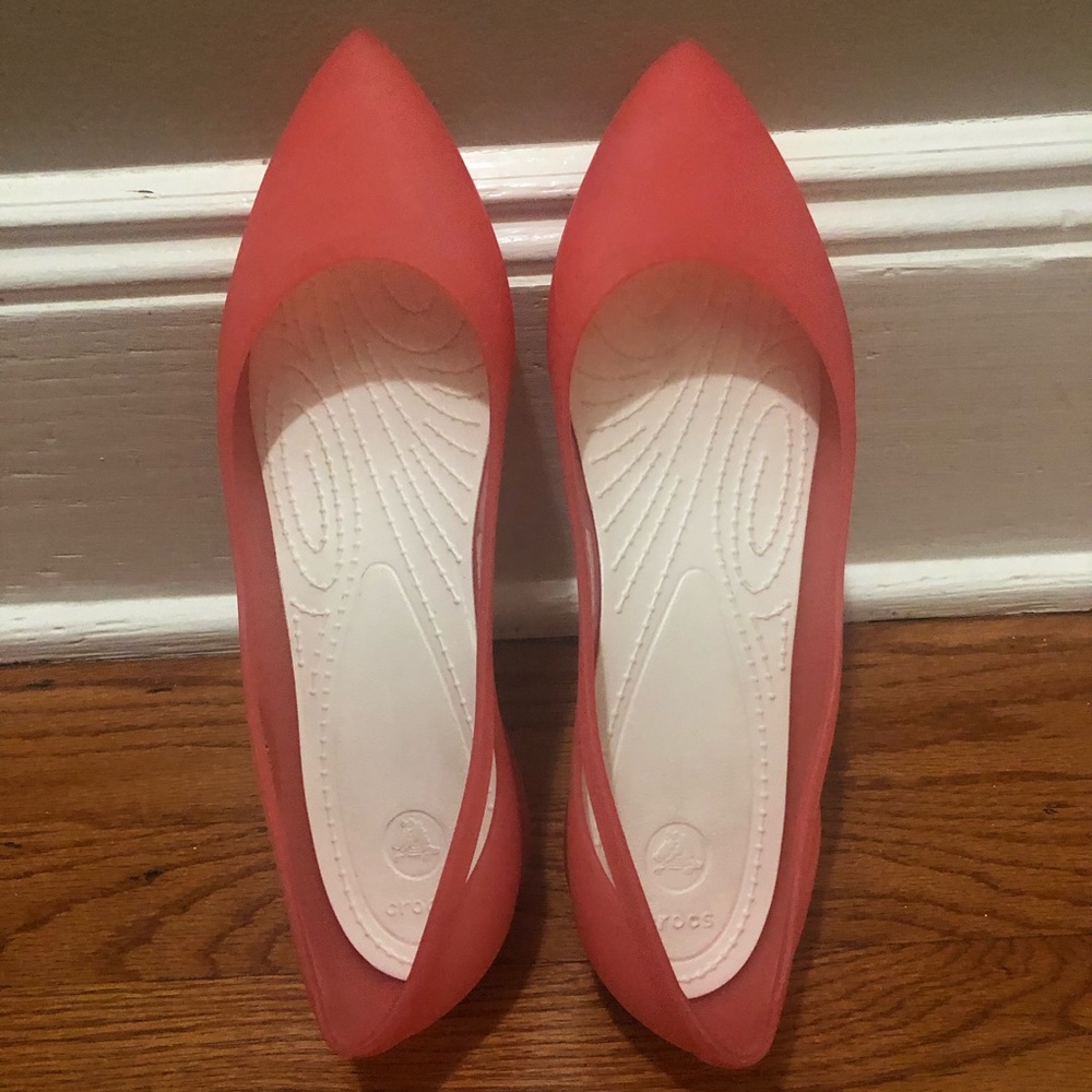Women’s Crocs pink flats.